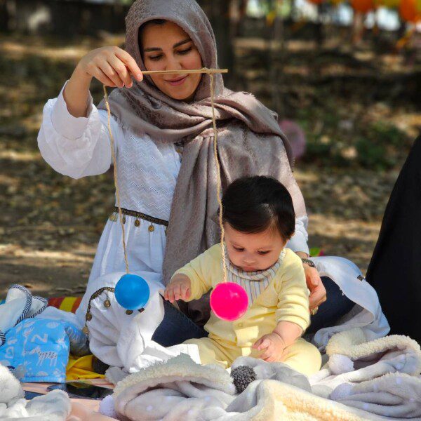 اولین اردو کودک چند ماهه با مادر در طبیعت