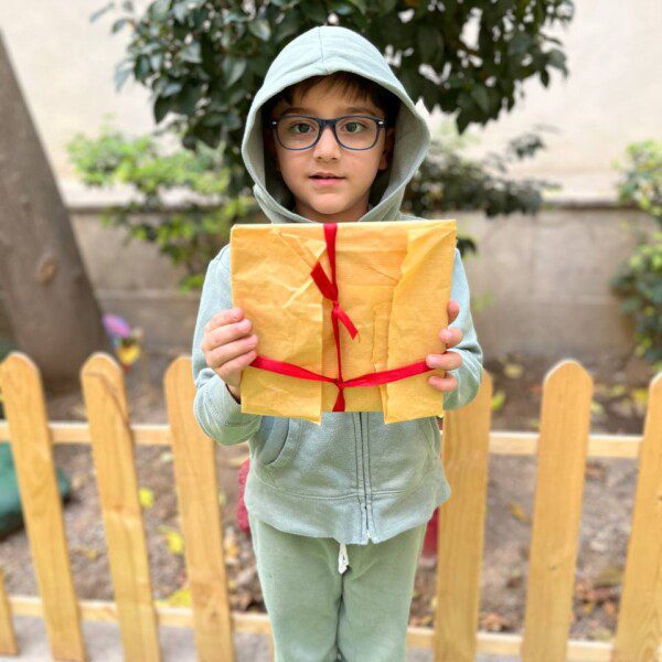 کادو کردن و اهدای کتاب توسط کودکان در پردیس سلاله