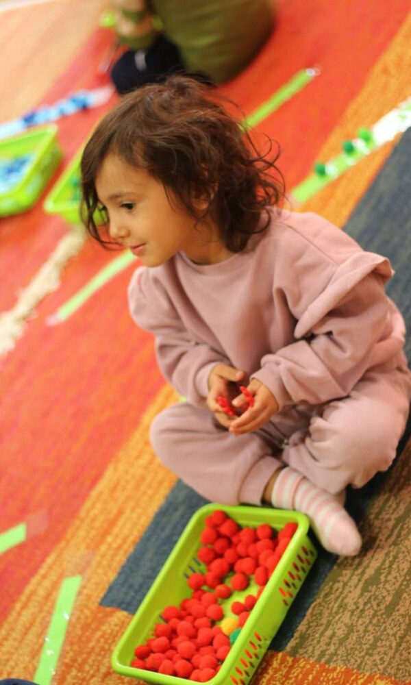 تنها بازی کردن کودک