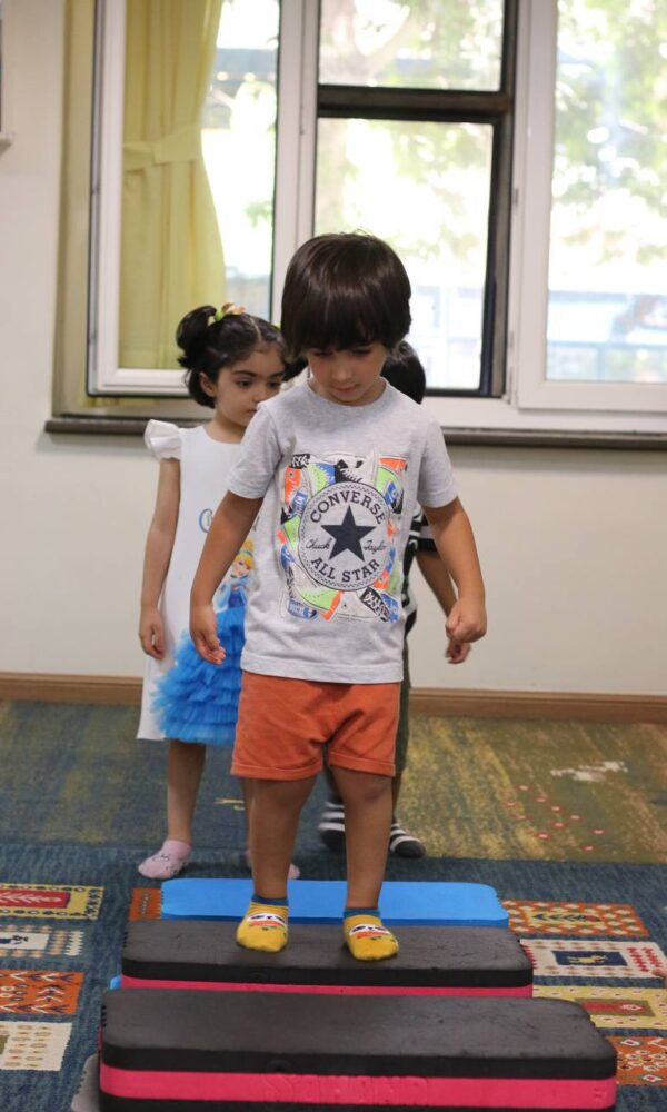 بالا رفتن کودکان از اشیا