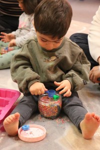 چرا کودکم چهار دست و پا راه نمی‌رود؟