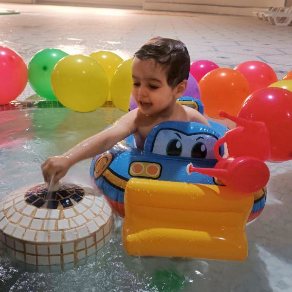 استخر مادروکودک